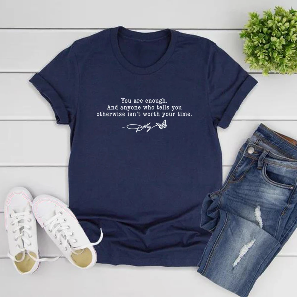 �Du bist genug“-T-Shirt, inspirierendes Zitat, T-Shirt im Dolly-Stil, Damen-T-Shirt mit kurzen Ärmeln, grafisches T-Shirt, T-Shirt für Country-Musik-Liebhaber. – Detail 4