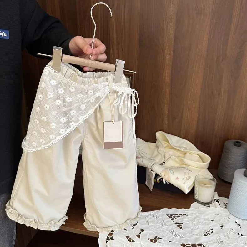 Pantalones casuales de algodón de pierna ancha para bebé niña, nuevos pantalones rectos de primavera para niñas con cubrepañal de encaje y estampado floral.