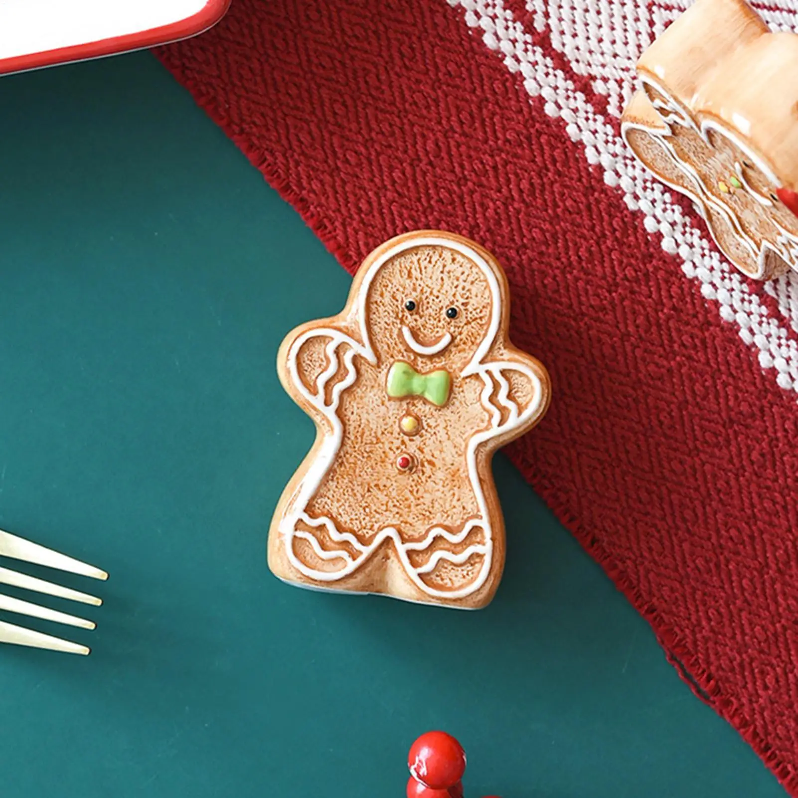 2pcs Xmas Gingerbread Man Pepper Salt Shaker Creative Ceramic Seasoning Shakers Ceramic Tableware Set Relief Damp proof