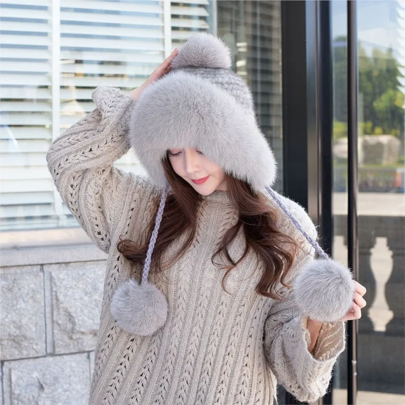 

This straw-woven brim hat is a fashionable elegant warm ear-protecting and versatile adult