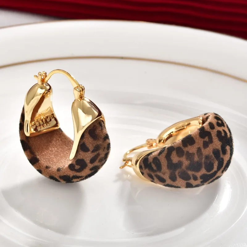 وصول جديد لخريف/شتاء: أقراط أذن مطلية بالمخمل بطبعة الفهد الدراماتيكية من ميلارد أقراط أنيقة ومتعددة الاستخدامات