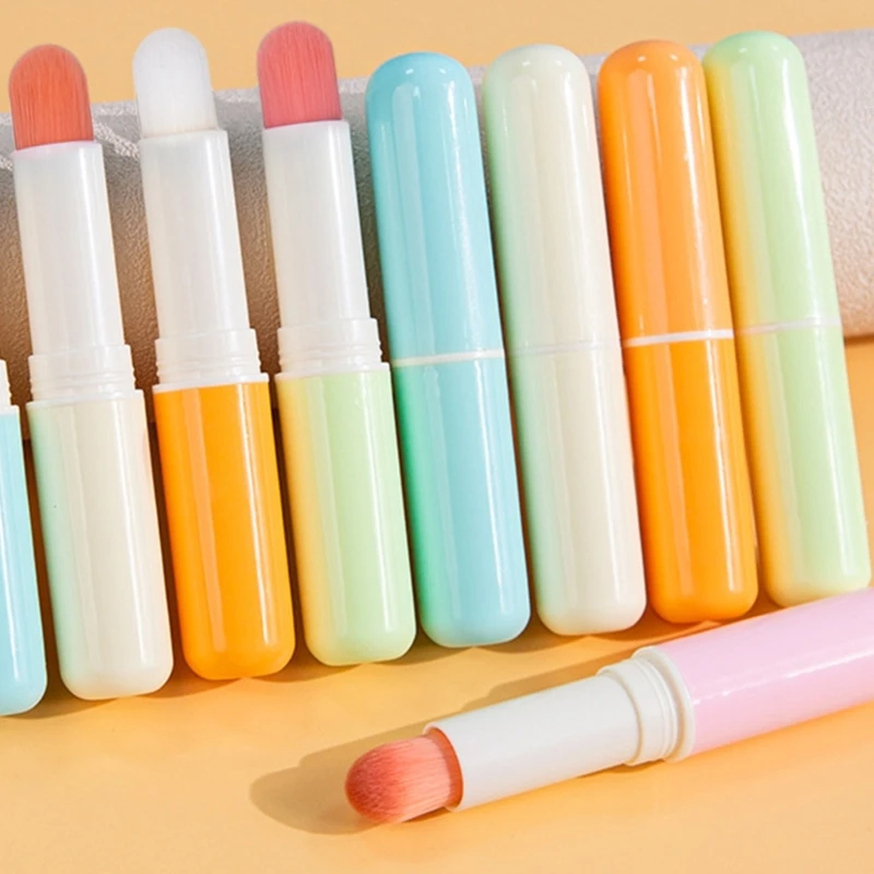 Aplicador cosmético de fibra sintética, bálsamo labial y brochas correctoras con mango de plástico para aplicación de maquillaje