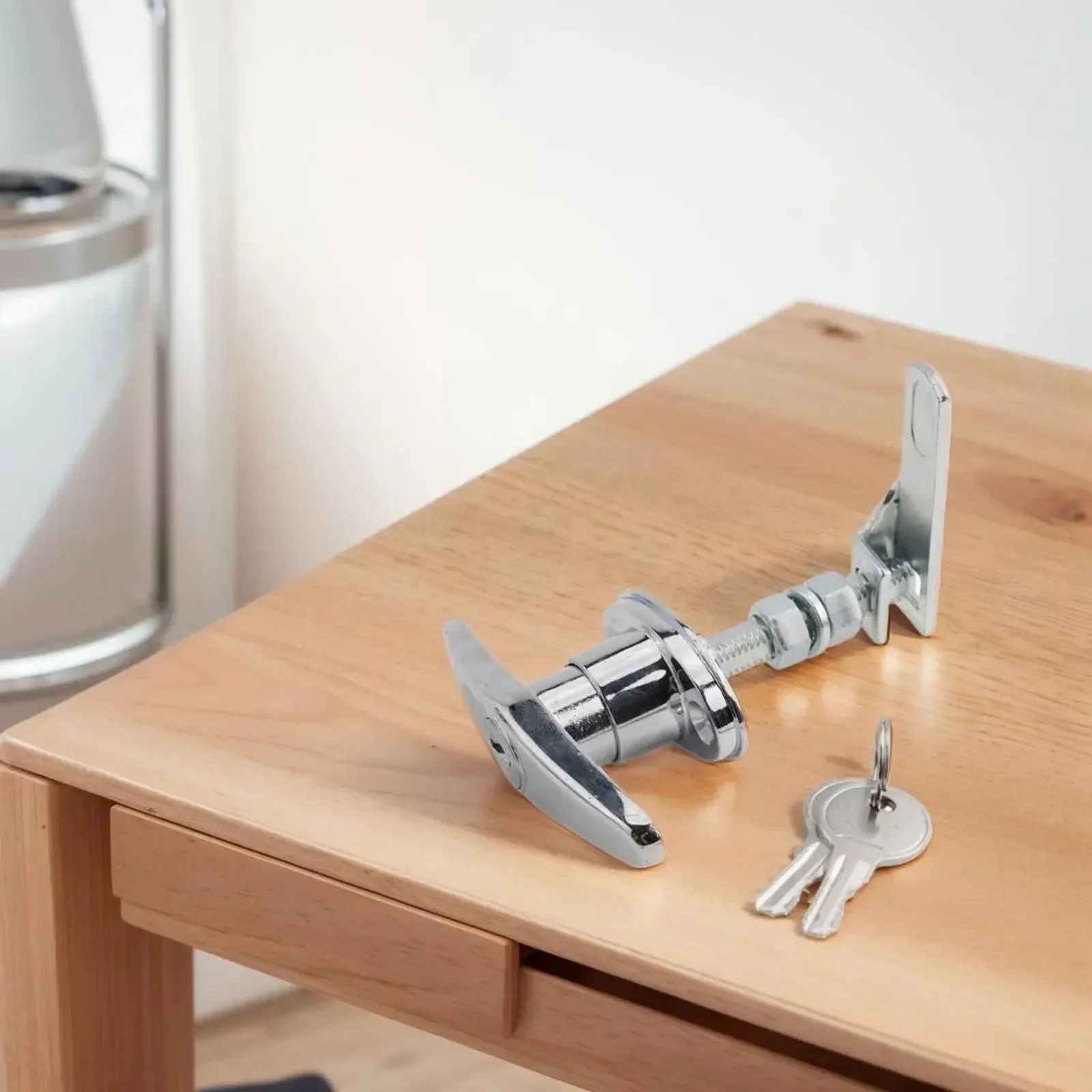 

98*96 Mm L*W T Handle Lock High-Quality Materials Versatile Attachment Secure Locking Mechanism Sturdy Construction