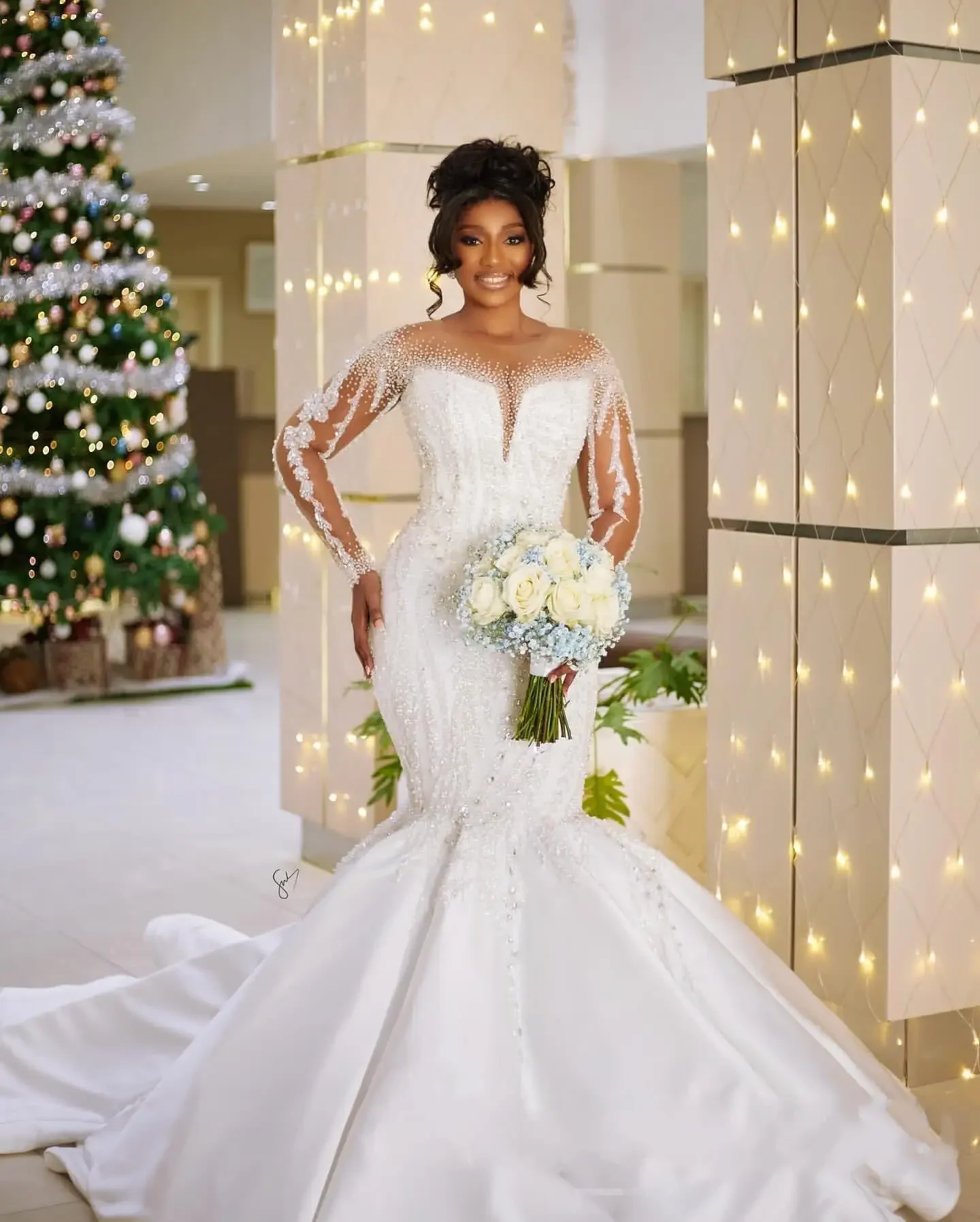 カスタムメイドの透け感のあるネックライン、キラキラ輝くビーズとスパンコールをあしらったウェディングドレス、サテン生地のアフリカ風イリュージョンロングスリーブのブライダルガウン