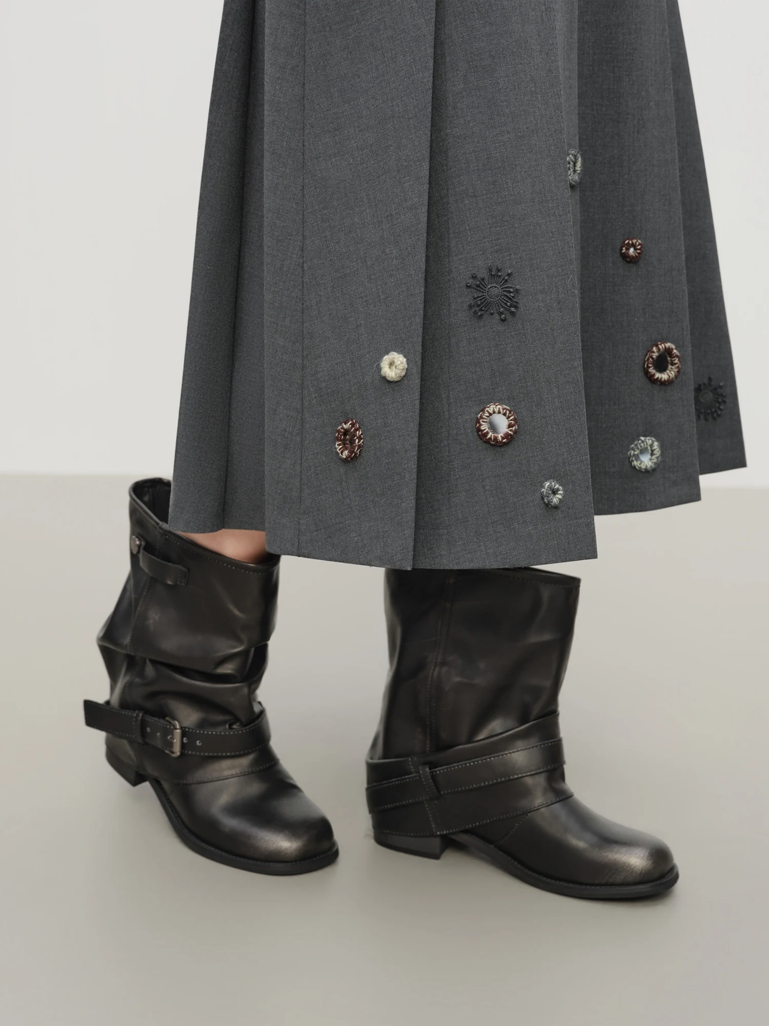 FSLE【Premium-Serie】 Winter 2025, Damen-Faltenrock im akademischen Stil – handverzierter mittellanger A-Linien-Rock mit hoher Taille