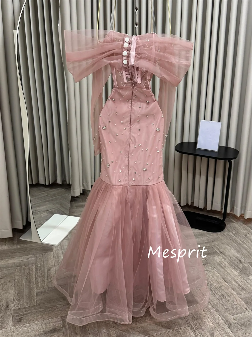 ชุดเดรสยาวทรงเมอร์เมดแบบเปิดไหล่ แต่งลายปักเลื่อมแบบจีน สำหรับงานพิเศษ ออกแบบตามสั่ง