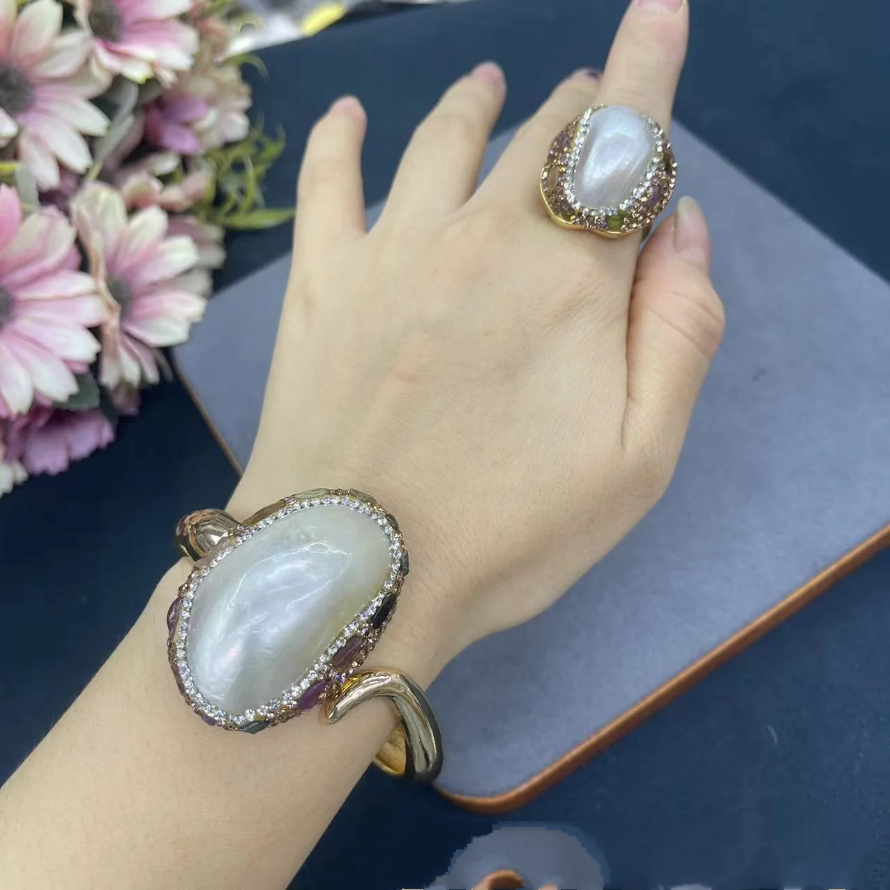 مجموعة مجوهرات اللؤلؤ الطبيعي للنساء من أحجار التورمالين والأحجار الكريمة المرصعة بقلادة وأقراط وسوار وخاتم أنيق