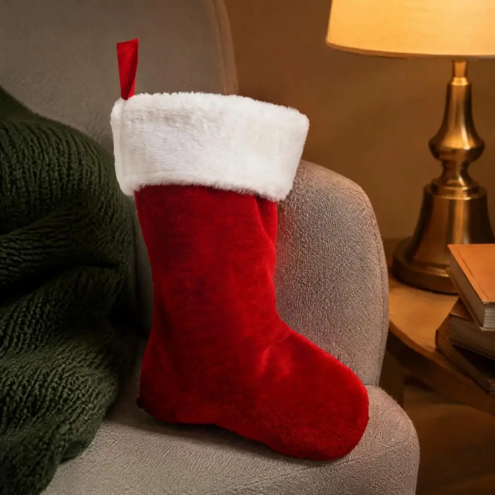 Plüsch-Weihnachtsstrümpfe für Geschenke Feiertagsdekoration Hängende Taschen 18 Zoll Weihnachtsstrumpf mit Plüsch-Weißer Manschette Kamin