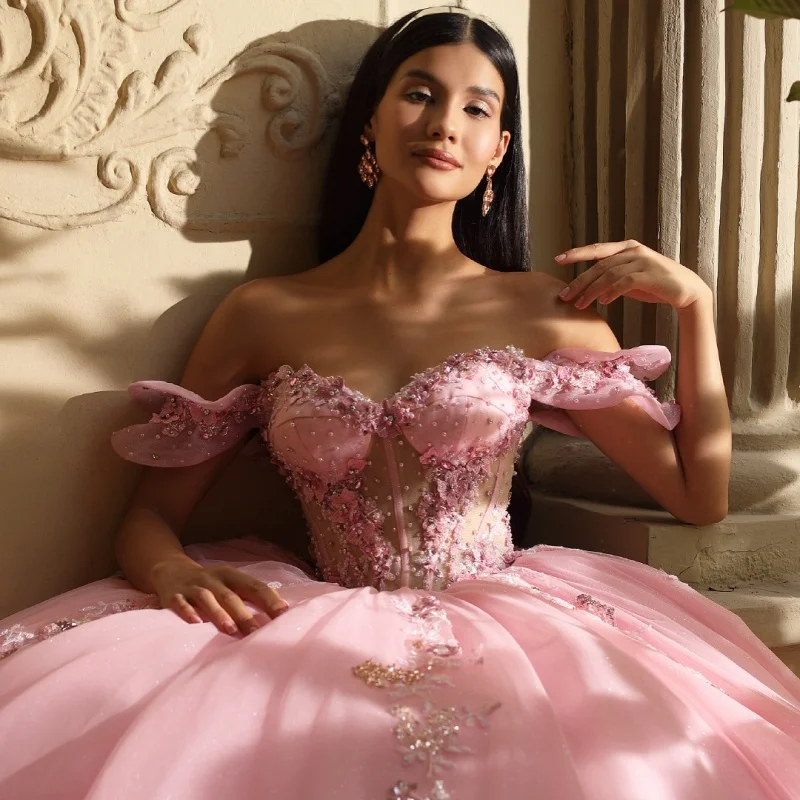 

Розовое платье Quinceanera с открытыми плечами, блестящая цветочная наклейка, кружево с длинным хвостом и бантом, Vestidos De 15, Quinceanera ﻿ Настроить