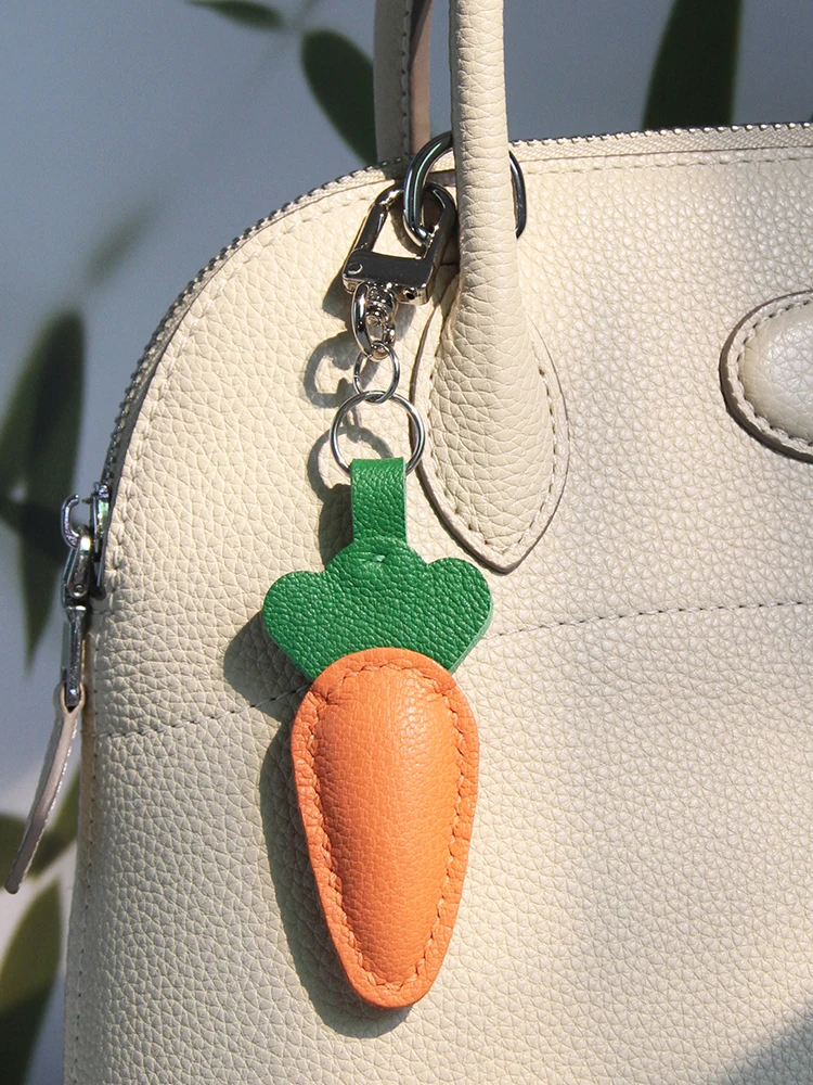 سلسلة مفاتيح صغيرة على شكل جزرة كرتونية، إكسسوار جلدي فريد ولطيف مصنوع يدويًا ورائع.