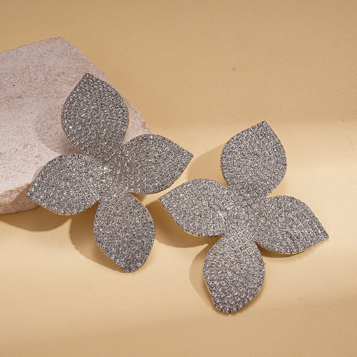 

Hot Sale Exaggerated Zircon Flower Earrings Wedding for Women Temperament Bling Rhinestone Dangle Earrings Party Accessories