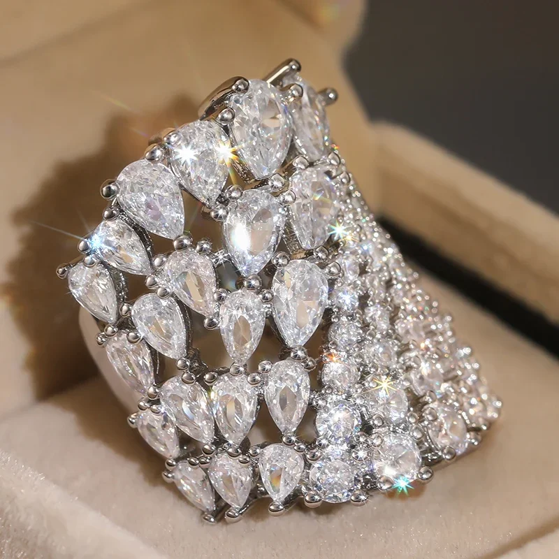 Huitan Brillante Ringe für Damen, trendiges, elegantes, geometrisches Design, mit Zirkonia, modisches Fingeraccessoire, attraktiver, bezaubernder, einzigartiger Schmuck, angesagt.