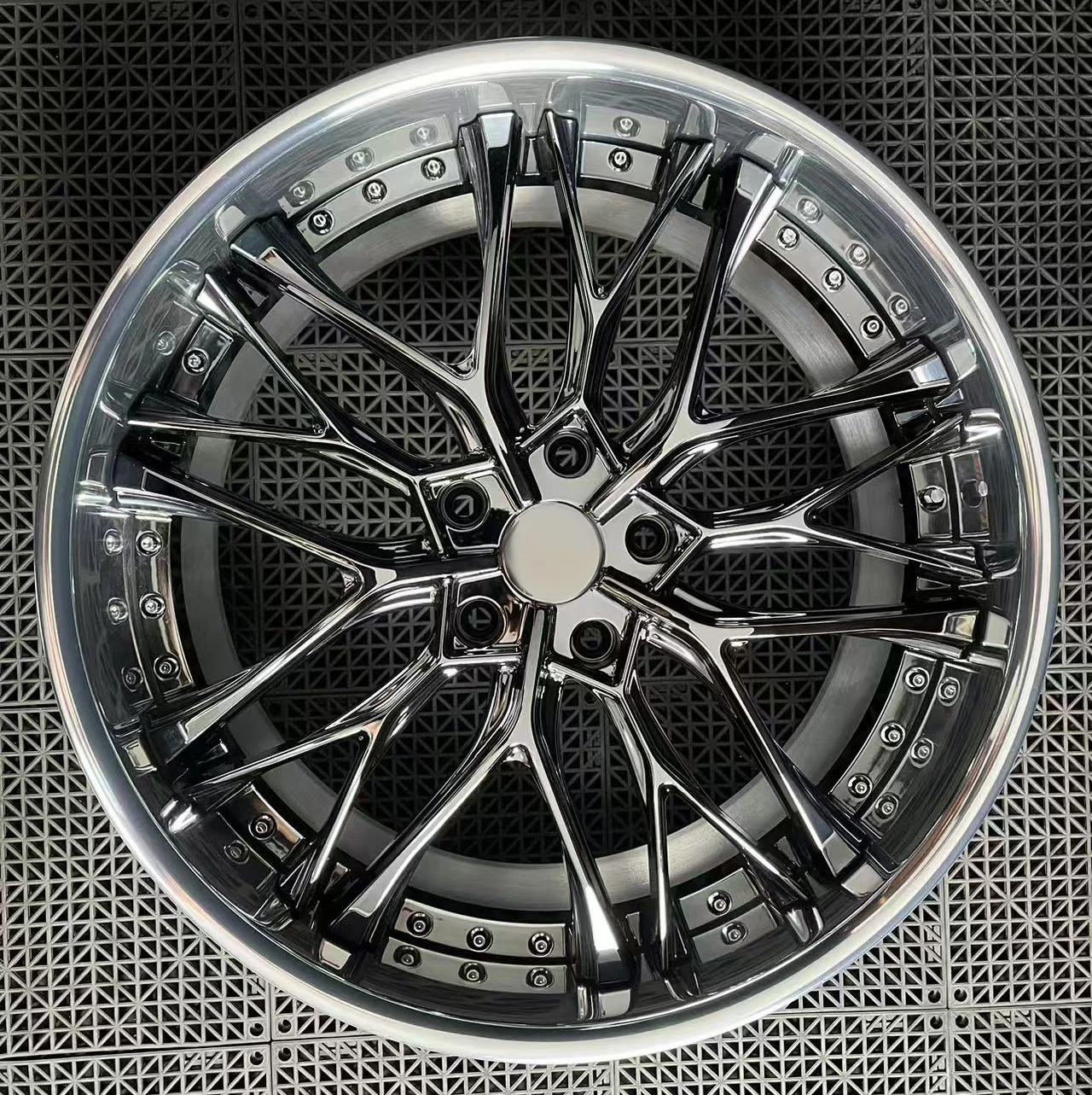 

Polished Wheel Lips, Electroplated Center Disc, Customizable Two-piece Forged Wheels for Porsche For BMW.