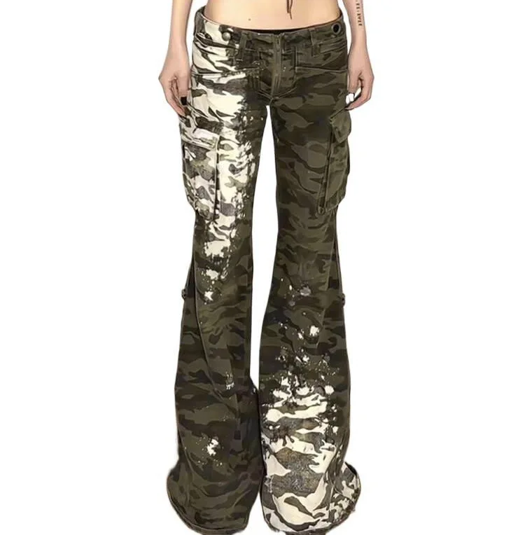 Jeans cargo camuflados com pintura em spray: calças largas Dystopian femininas de cintura baixa, estilo vintage grunge