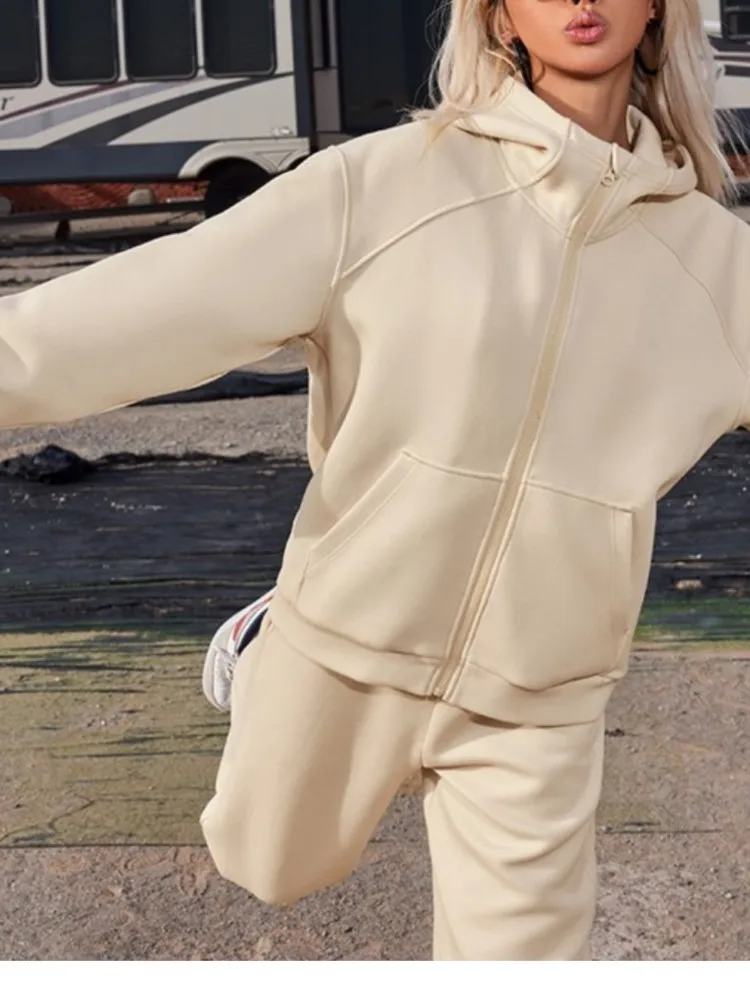 ชุดเซ็ตสองชิ้น เสื้อแขนยาวมีฮู้ดสีพื้นเรียบง่ายสำหรับฤดูใบไม้ร่วงและฤดูหนาว พร้อมกางเกงขายาวผูกเชือก สไตล์ลำลองใส่สบายสำหรับผู้หญิง