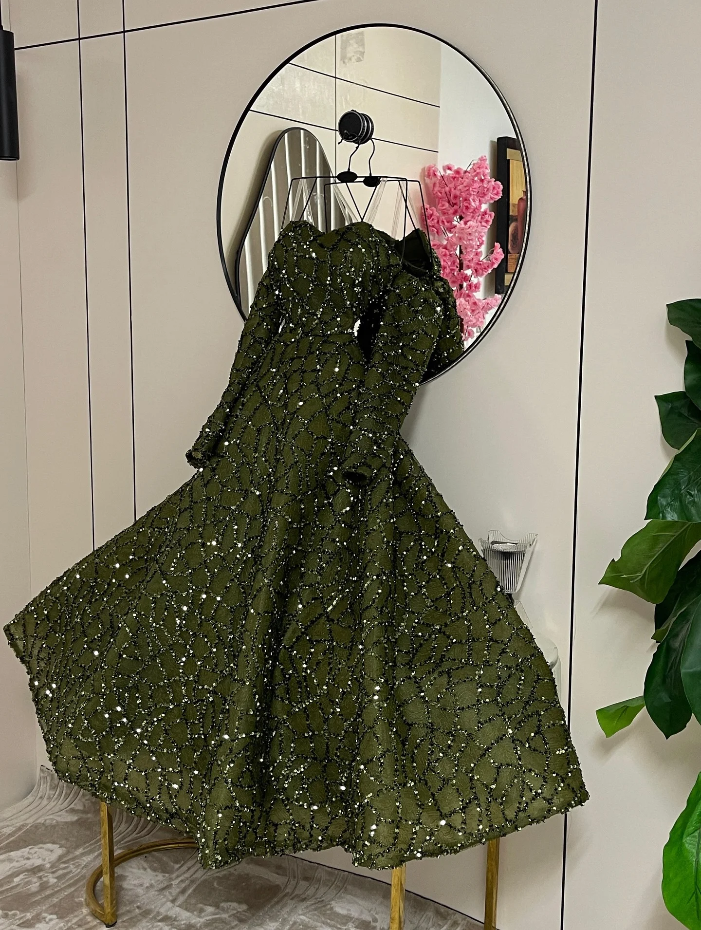 فساتين سهرة عربية دبي فاخرة للحفلات فساتين رسمية وسهرة منفوشة لامعة ترتر كرة 2025 رسن حديث