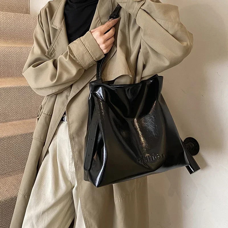 

Large Capacity Tote Bag for Women in Autumn and Winter 2025 Versatile Single Shoulder Crossbody Bag Popular Bucket Bag This Year