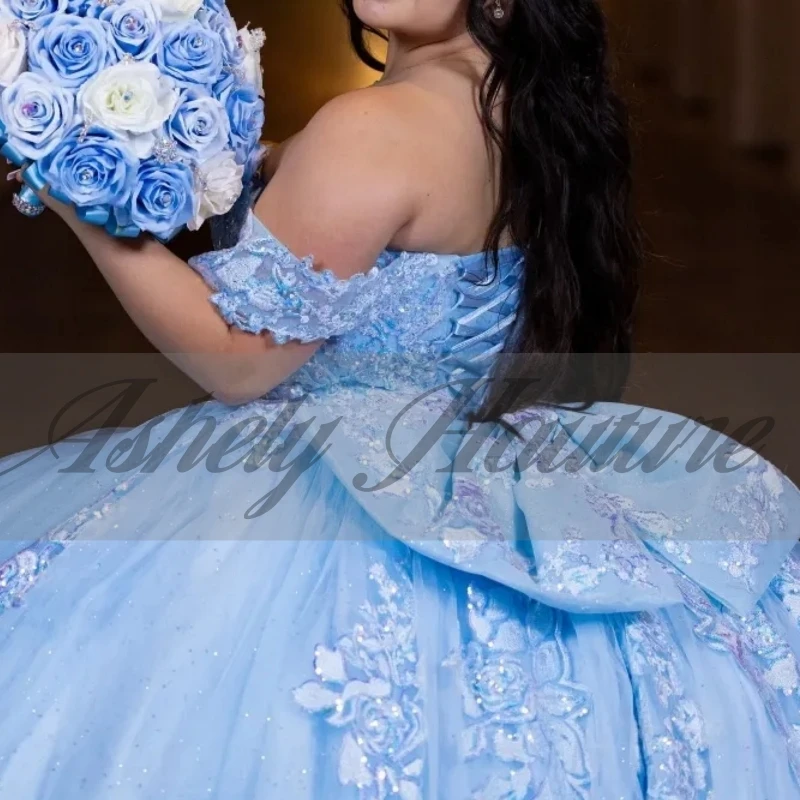 Maßgeschneidertes luxuriöses himmelblaues Quinceanera-Kleid, schulterfrei, Spitze, Applikation, Schleife, Sweep-Zug, Damen-Abschlussball-Partykleid, süßes Mädchen 15/16