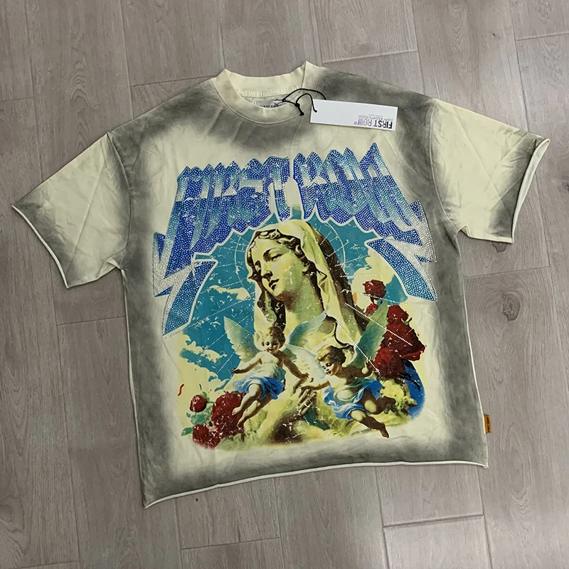 

Мужчины Женщины Первый ряд с коротким рукавом Летние свободные повседневные топы с принтом Sacred Vow Angel Hot Drill Y2K Граффити FIRST ROW Футболка