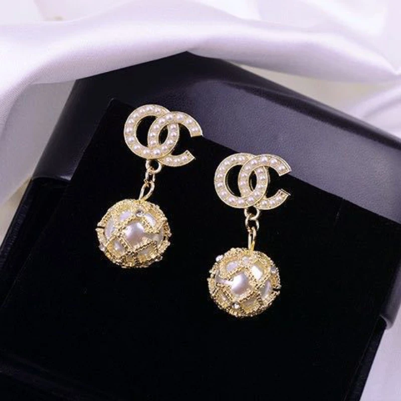 

2025 New Xiaoxiang Silver Needle Earrings, Pearl Hydrangea Earrings, Fashionable High end Design Earrings Versatile