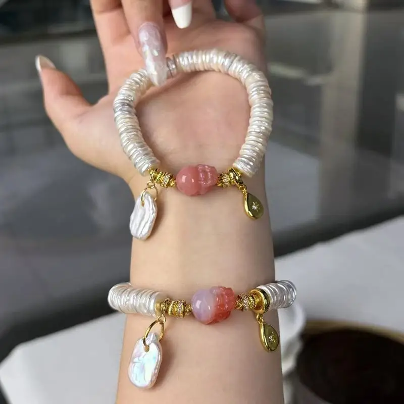 Original shell single-strand paired with a delicate agate Pixiu charm, a fashionable bracelet and Buddhist prayer beads