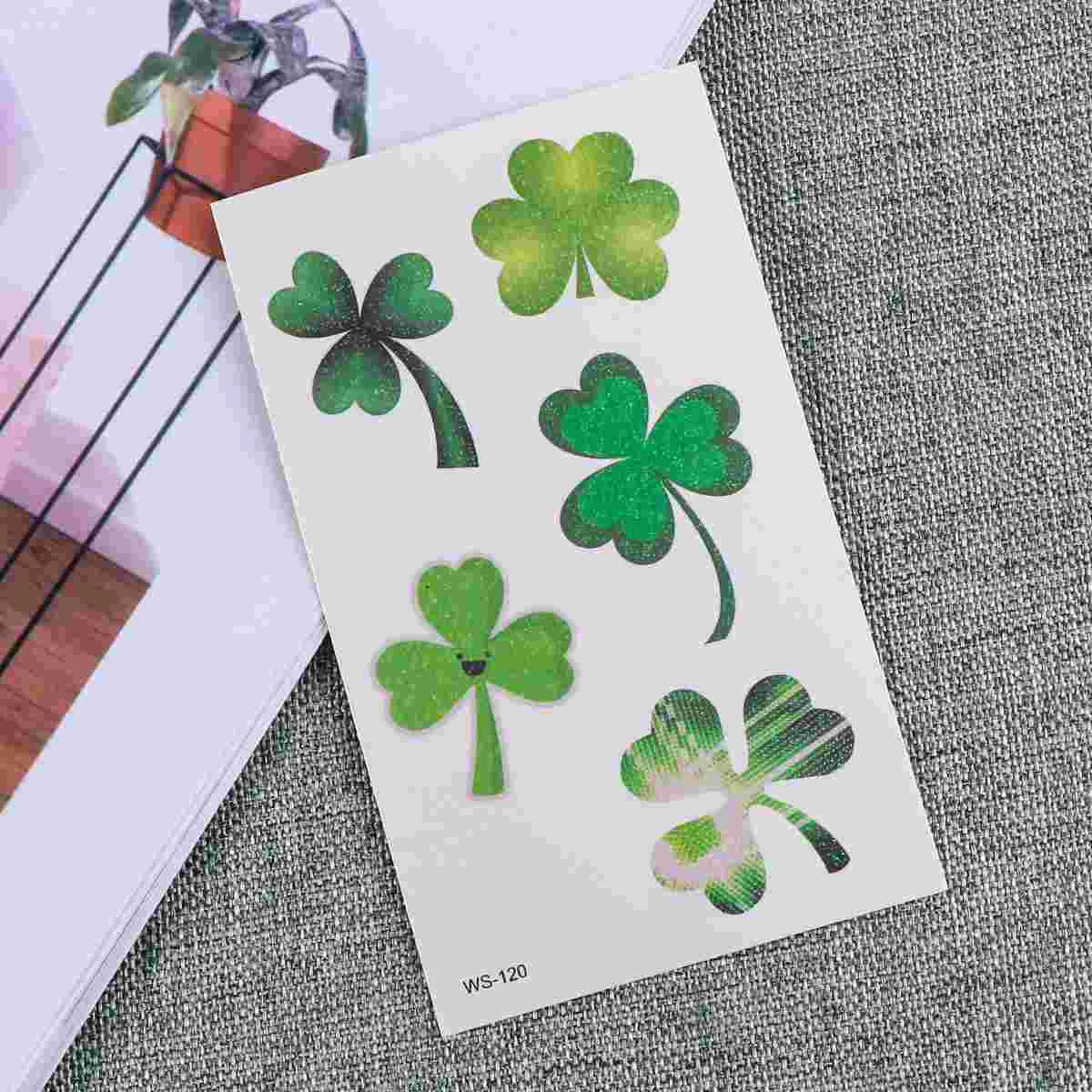 10 lembar stiker Hari St Patrick stiker berkilau empat daun sementara tubuh stiker ramah lingkungan (WS-12