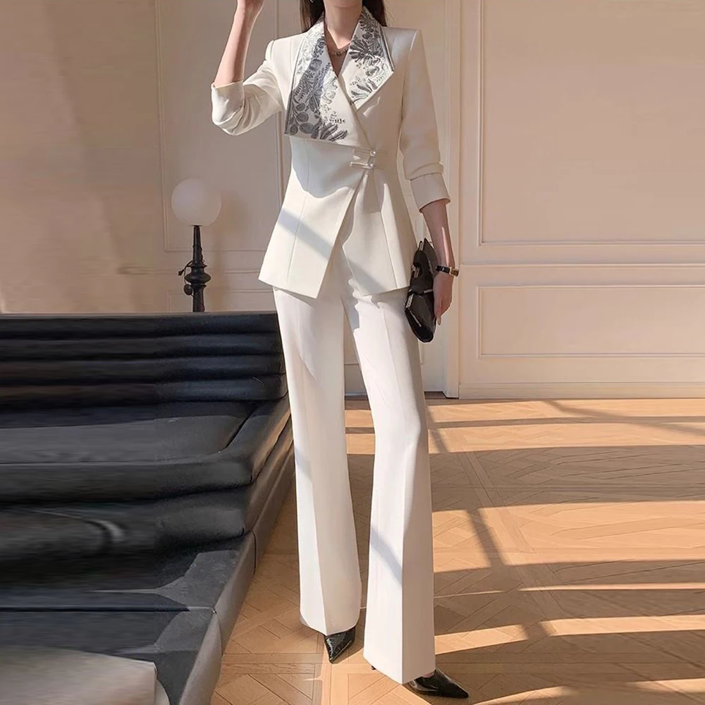 2025 primavera y otoño nuevo traje de estilo chino bordado de alta costura traje con hebilla pantalones acampanados blancos