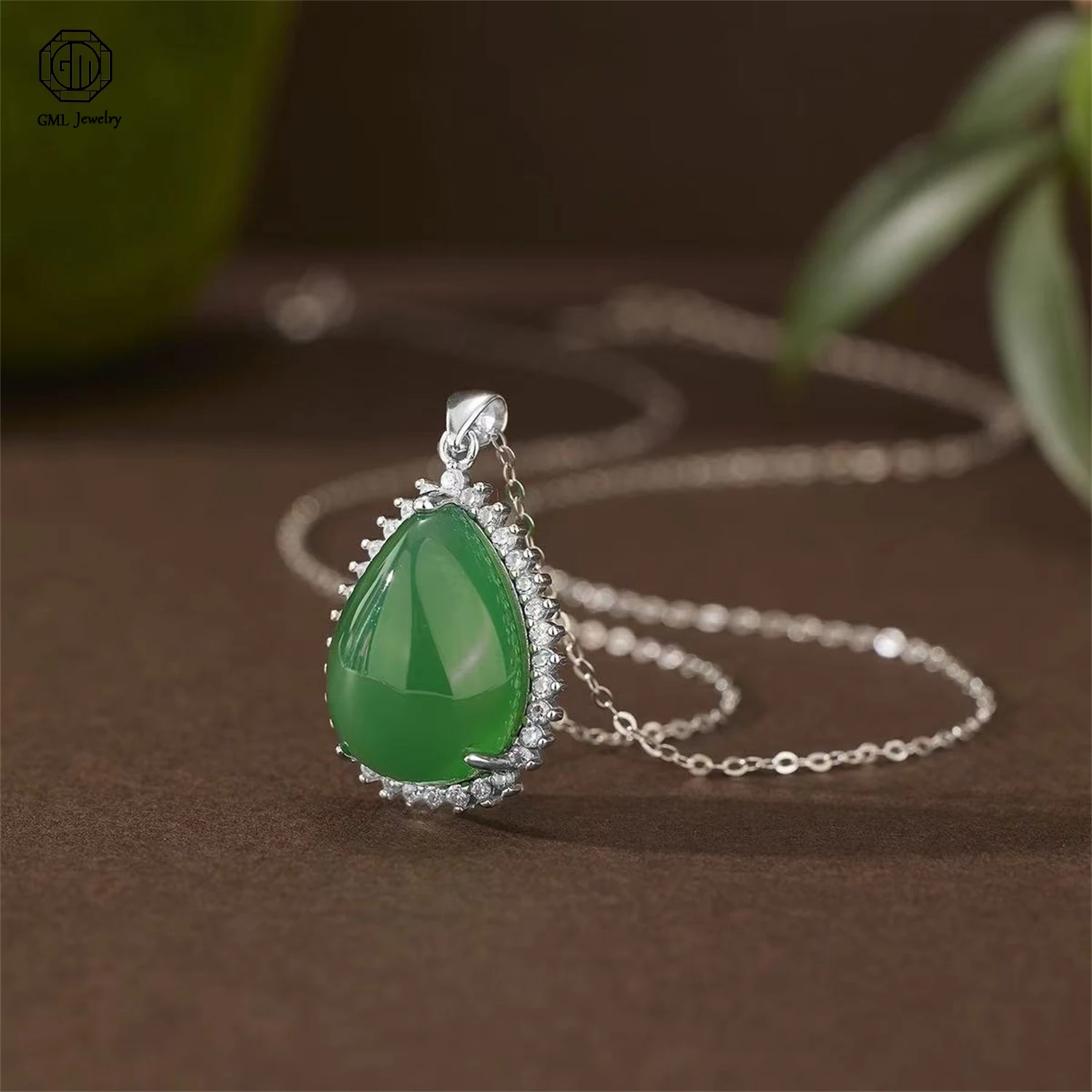 

Natural Green Chalcedony Teardrop Pendant Necklace Full Diamond Full Green Choker Women Light Luxury Gourd Jewelry Gift