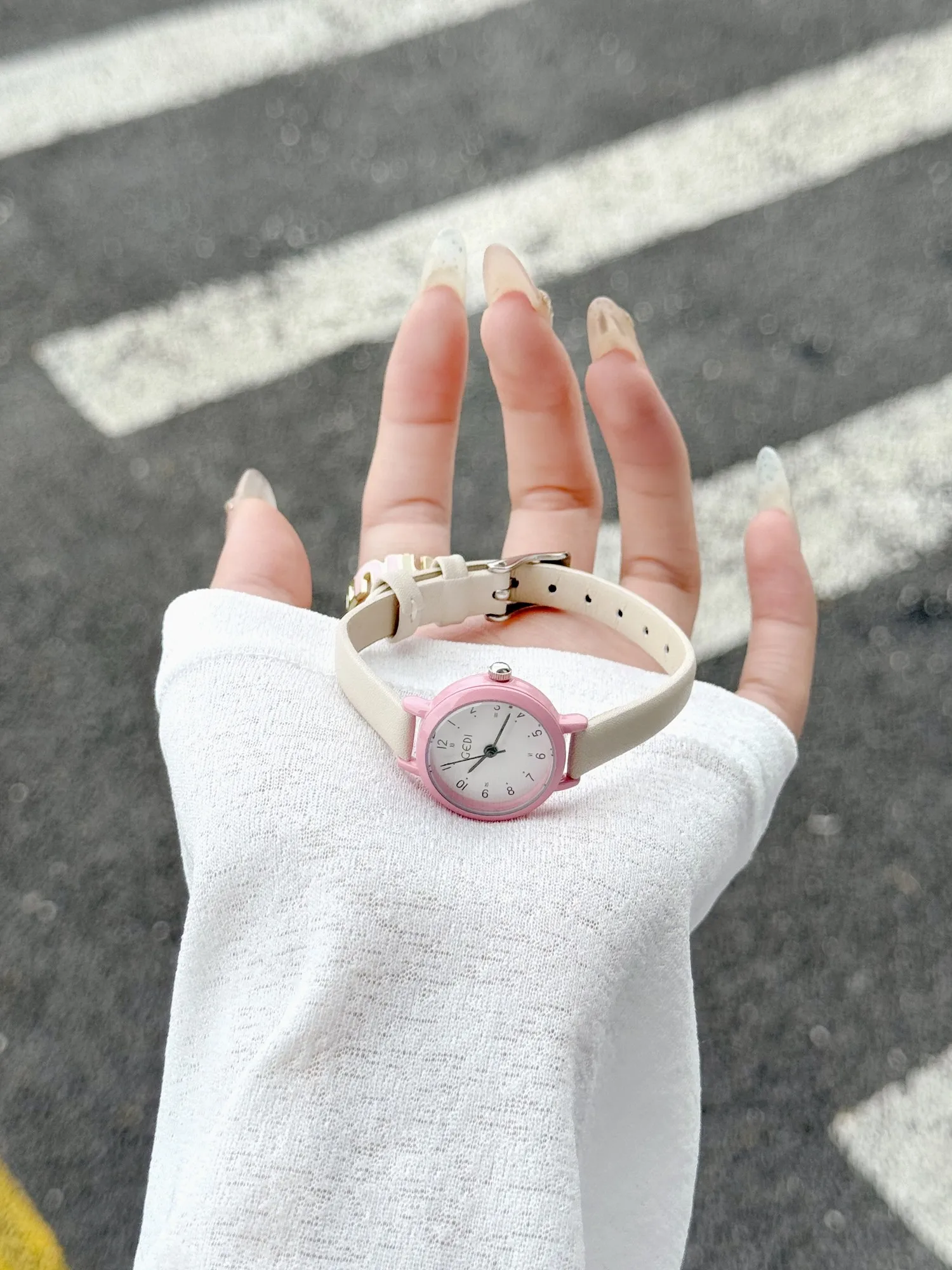 

Новые женские часы в студенческом стиле, вдохновленные Ins, маленькие и компактные, для старшеклассниц, новая модель 2026 года, высокомодные женские часы.