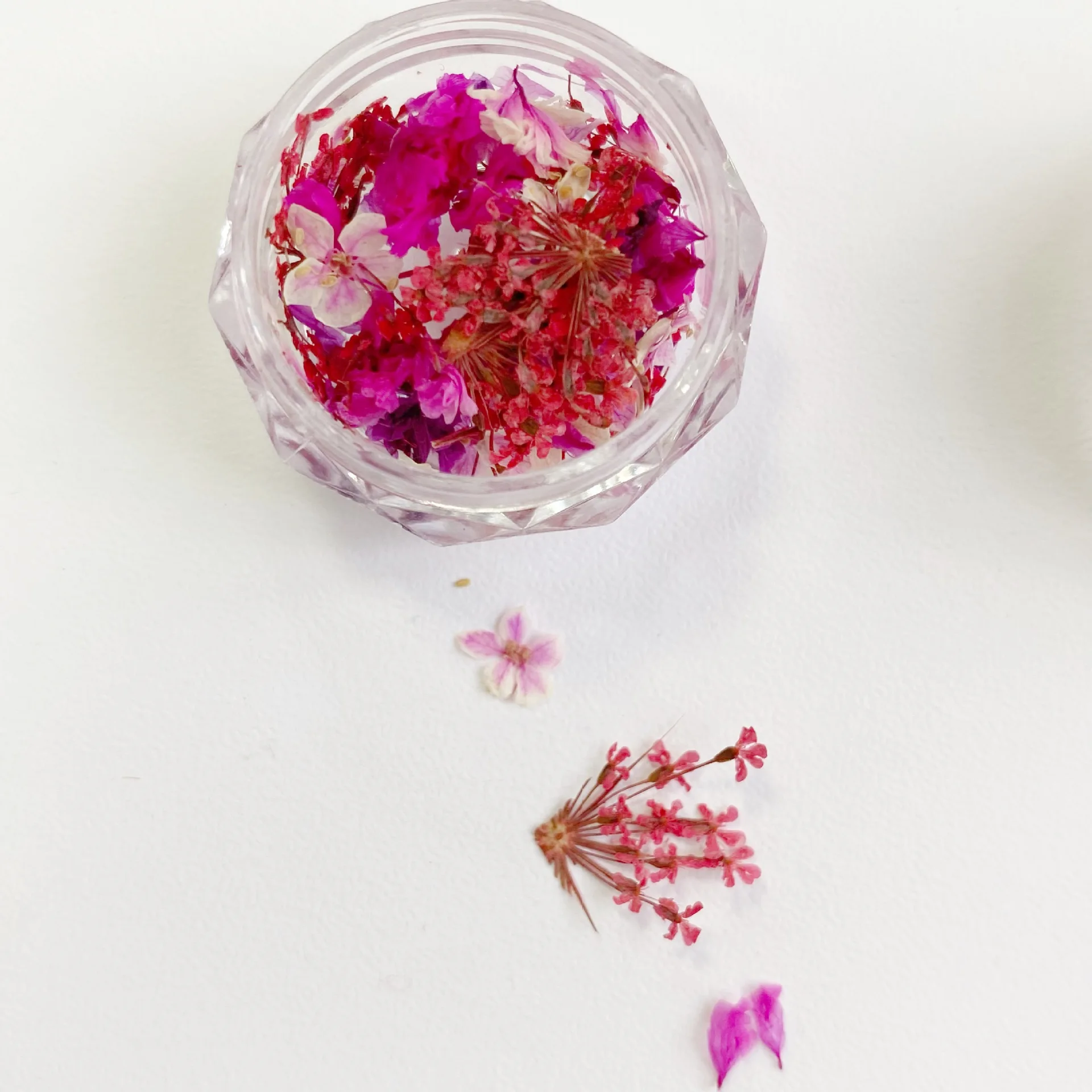 1 stücke Kleine Gebrochene Blumen Nagel Trockene Blumen Wette Blumen DIY Telefon Fall Kerze Tropf Kleber Kreative Geschenk Nagel dekorative