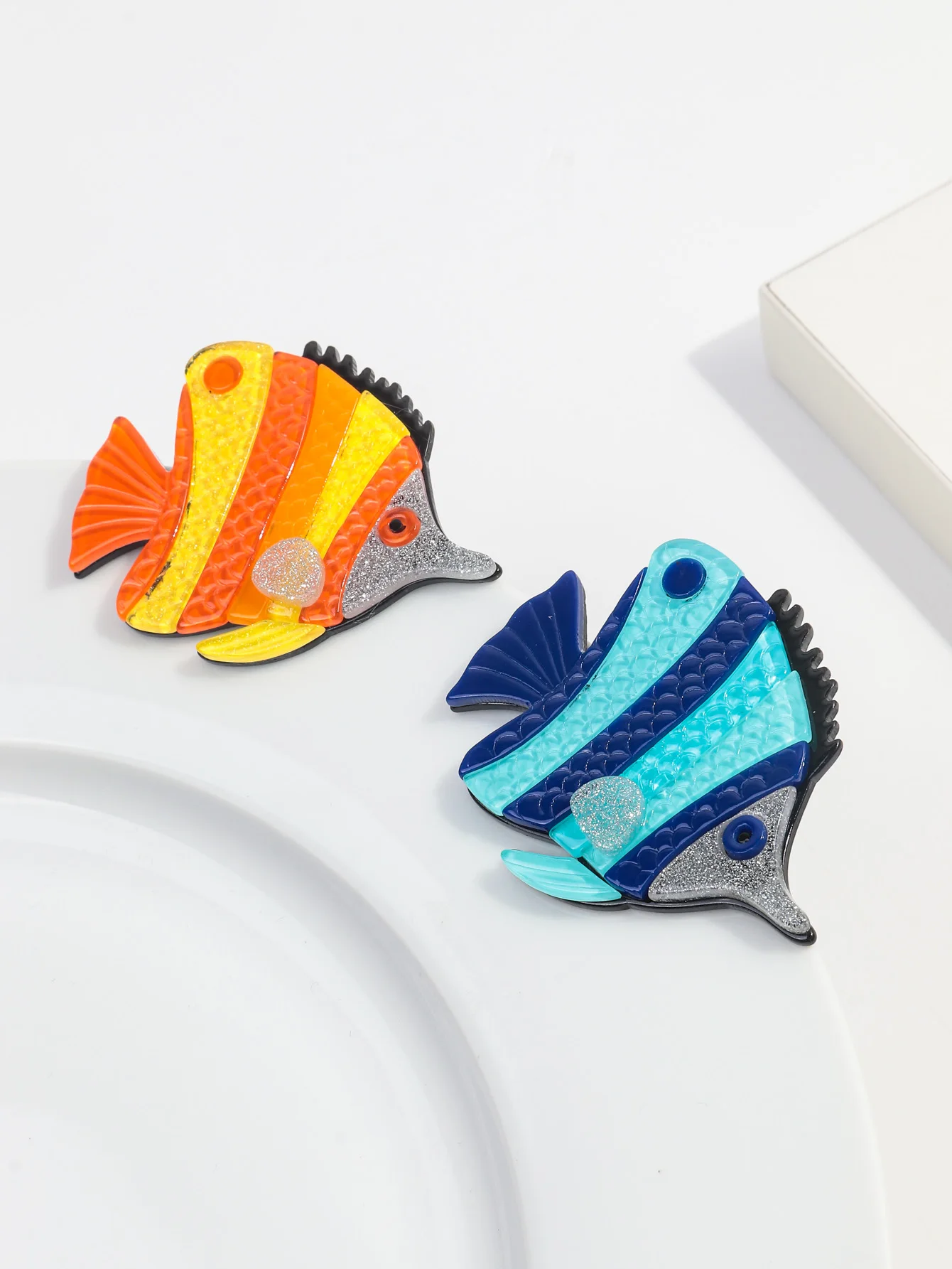 FishSheep Lovely Acrylic Tropical Fish Brooches for Women Kids Resin Cute Clownfish Brooch Pins Badge Clothes Jewelry Gifts