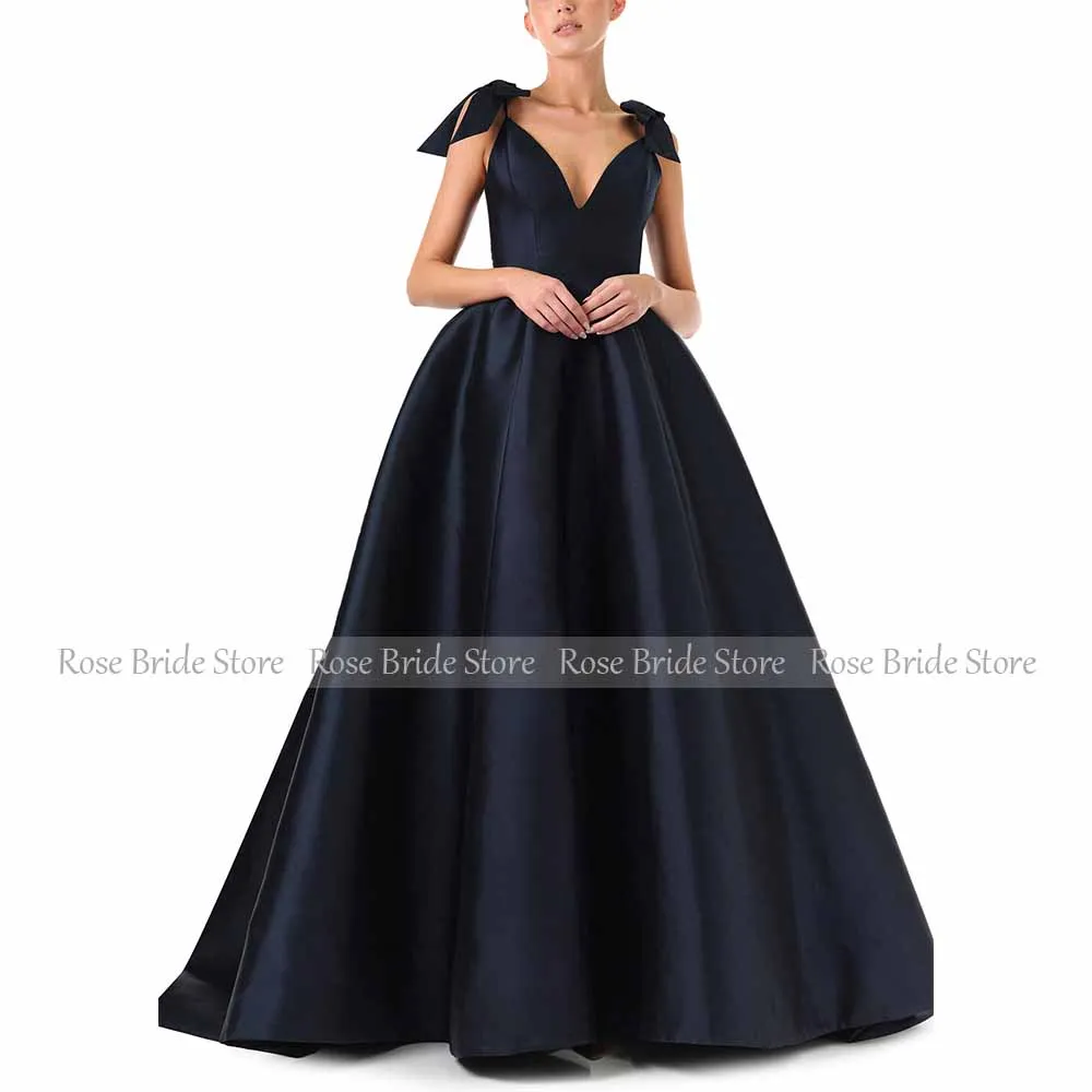 الأزرق الداكن فساتين لحضور الحفلات الموسيقية للنساء السباغيتي الأشرطة الانحناء فساتين حفلات أنيقة طويلة الخامس الرقبة ألف خط بلا أكمام ثوب مسائي رسمي