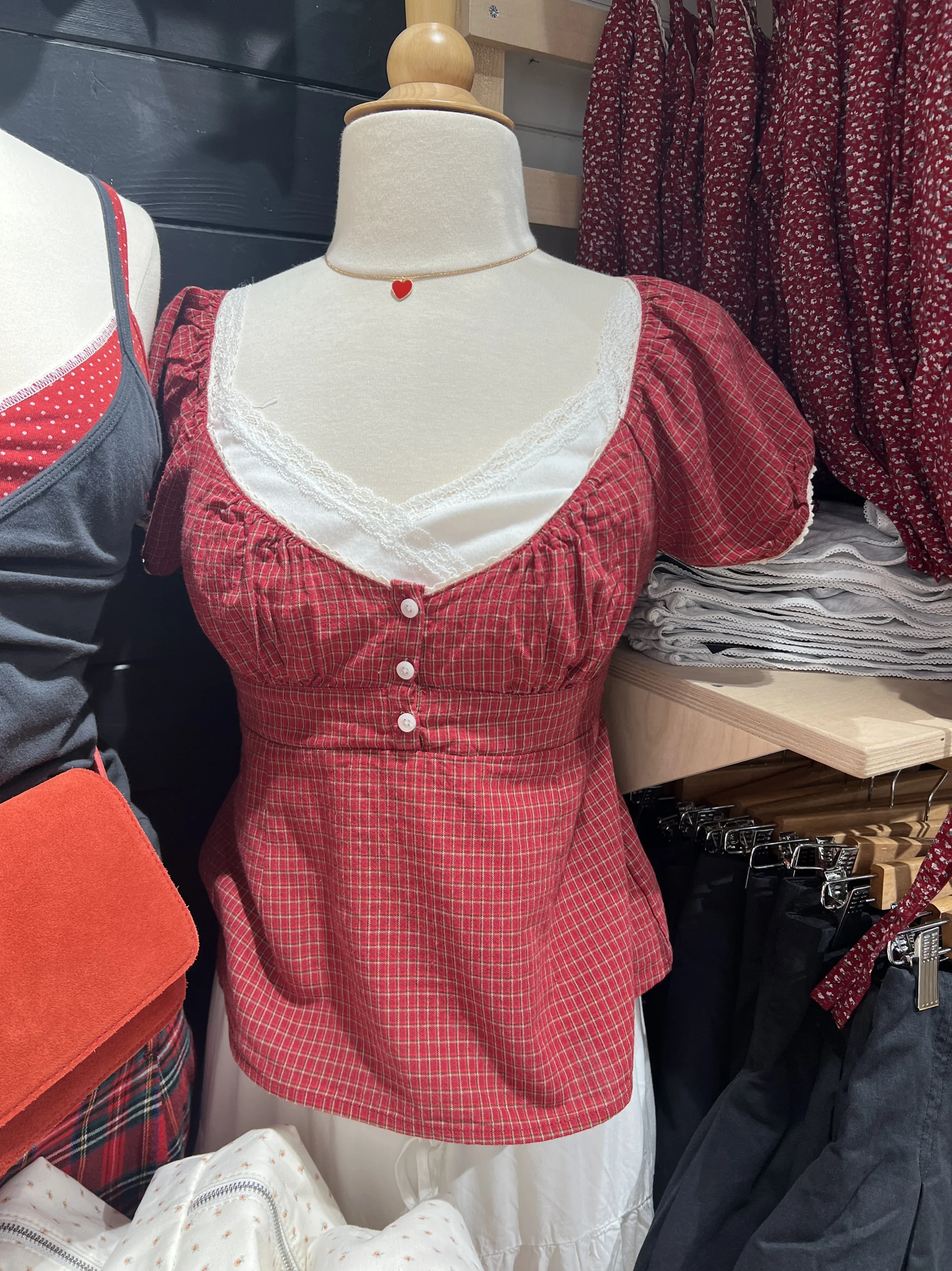 

Красная клетчатая футболка с завязками, блузка, женская футболка с тремя пуговицами и кружевной отделкой, летняя футболка в консервативном стиле, винтажные топы с пышными рукавами, новинка