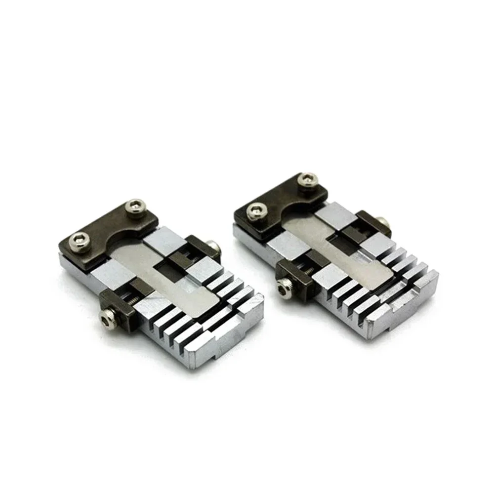 1 paio di strumenti per punzonatura con chiave verticale per speciali. Morsetto per chiave auto e fabbro dal taglio duro