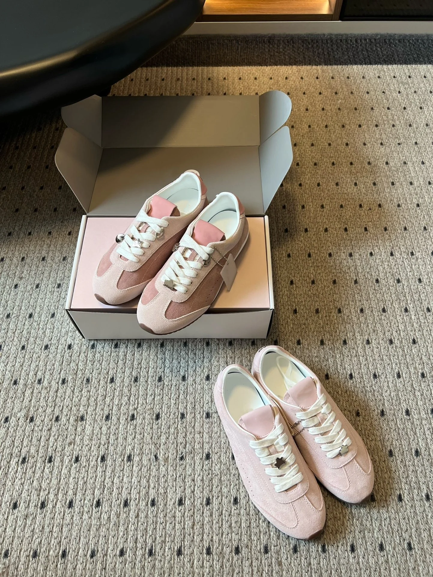 

Designer Women's Flat Shoes Co-Branded Pink Training Shoes Casual Sneakers