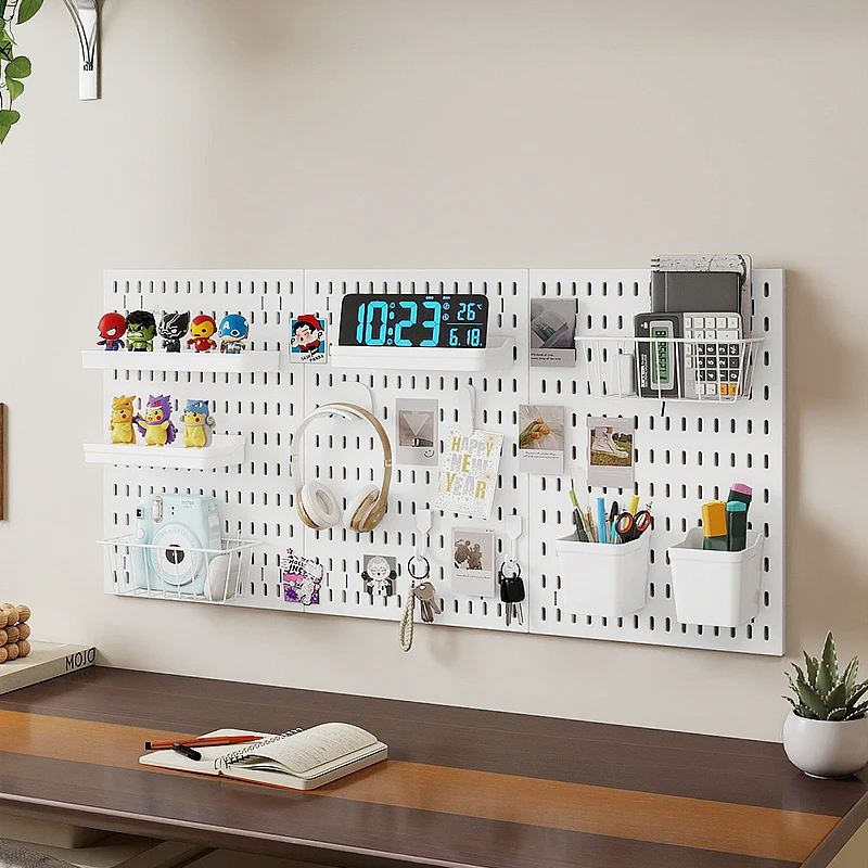 Organización del hogar sin agujeros | Este panel perforado de pared muestra y organiza sus artículos y electrónica diarios en la sala de estar/estudio