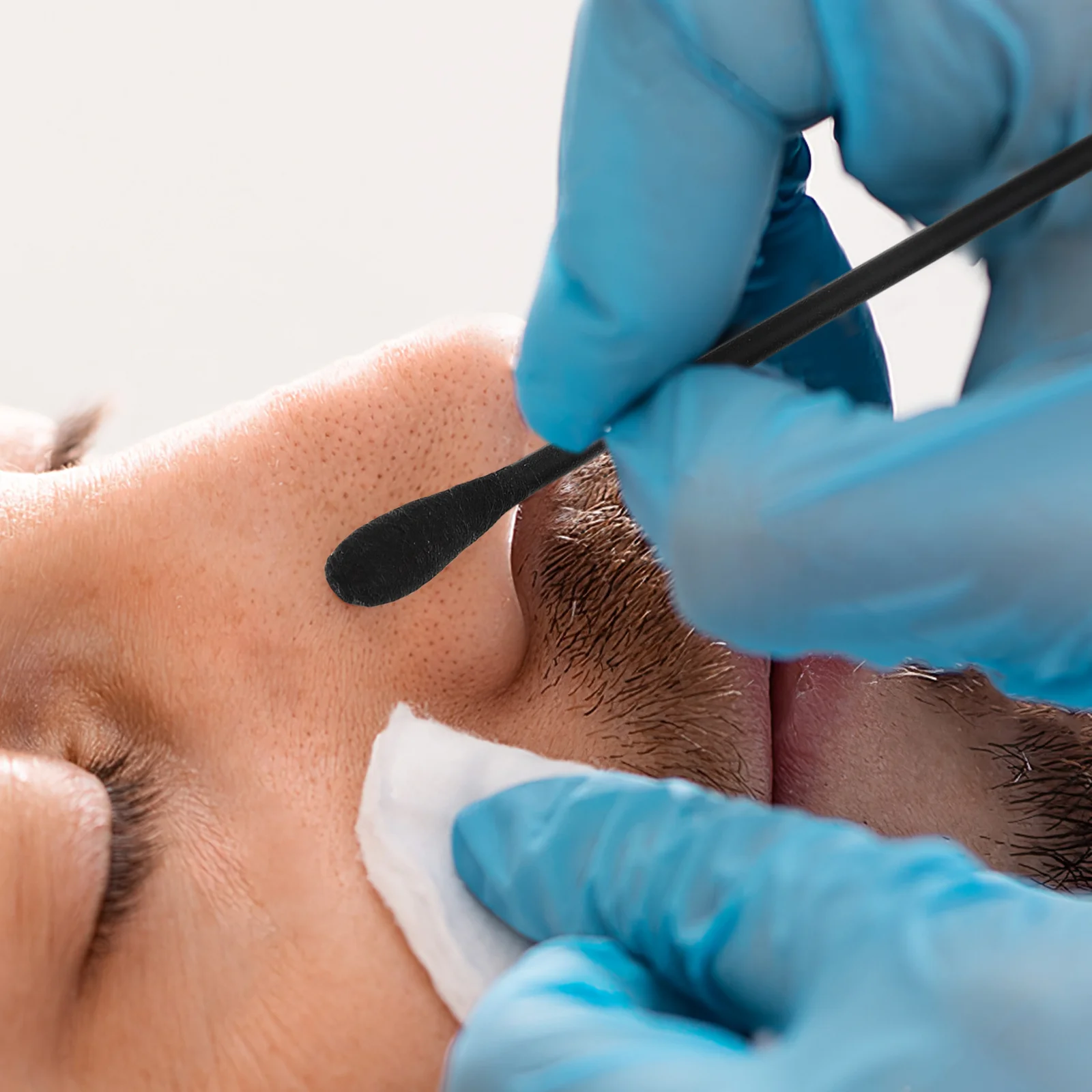 100 قطعة استخراج الرؤوس السوداء أعواد قطنية مزدوجة نهاية عصا يمكن التخلص منها لتنظيف مسام الأنف أداة إزالة الرؤوس السوداء