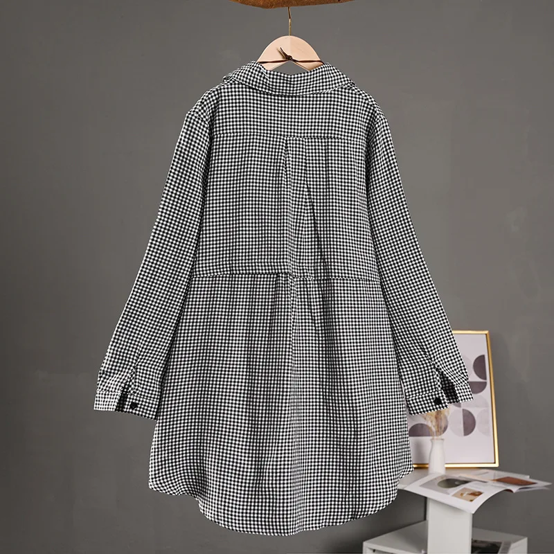 Modna i elegancka koszula damska z wzorem w kratkę i efektem wyszczuplającym, idealna na wiosnę i lato