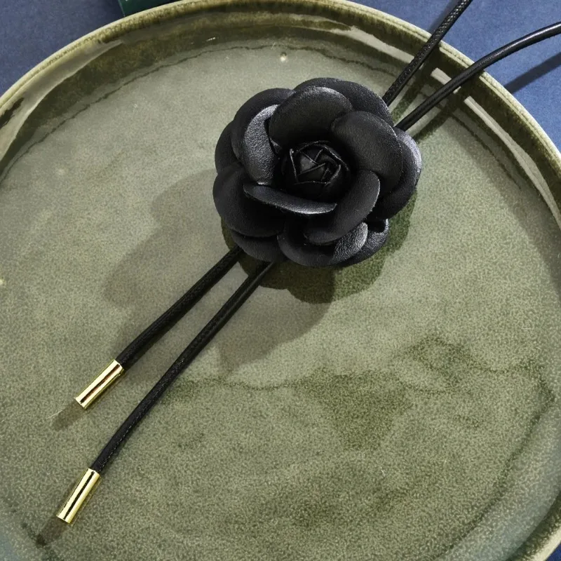 

2025 The 2025 high-end fabric black flower necklace and neckband, paired with a sweater chain for a woman