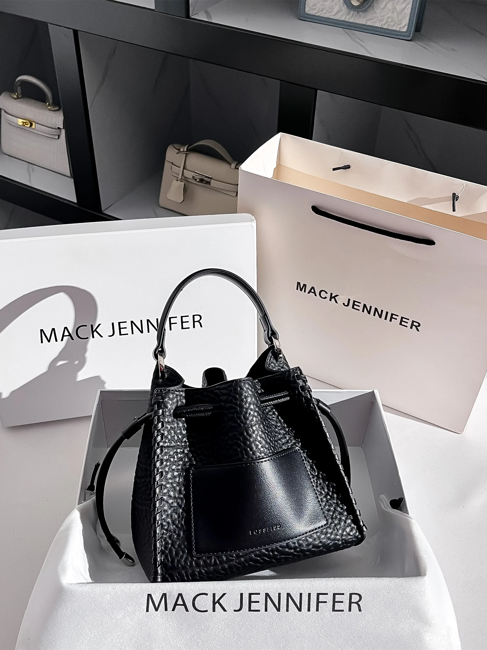 bolso-de-hombro-mack-jennifer-con-diseno-de-litchi-negro-bolso-tipo-cubo-novedad-de-verano-2026-bolso-de-mano-para-mujer