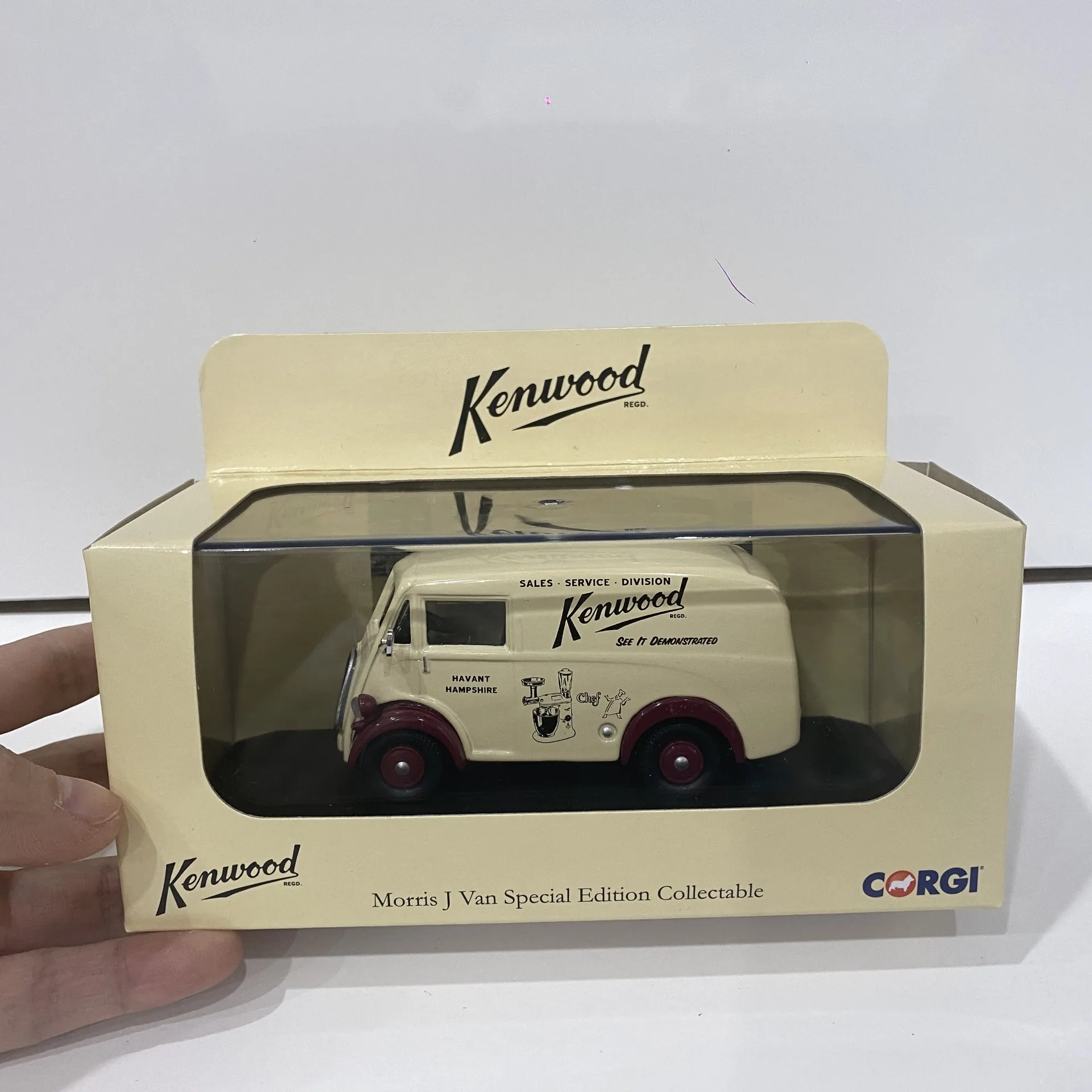 Diecast CORGI Puppy 1:43 Scale MORRIS VAN KENWOOD Alloy Car Model Collectible Toy Gift Souvenir Display Ornament