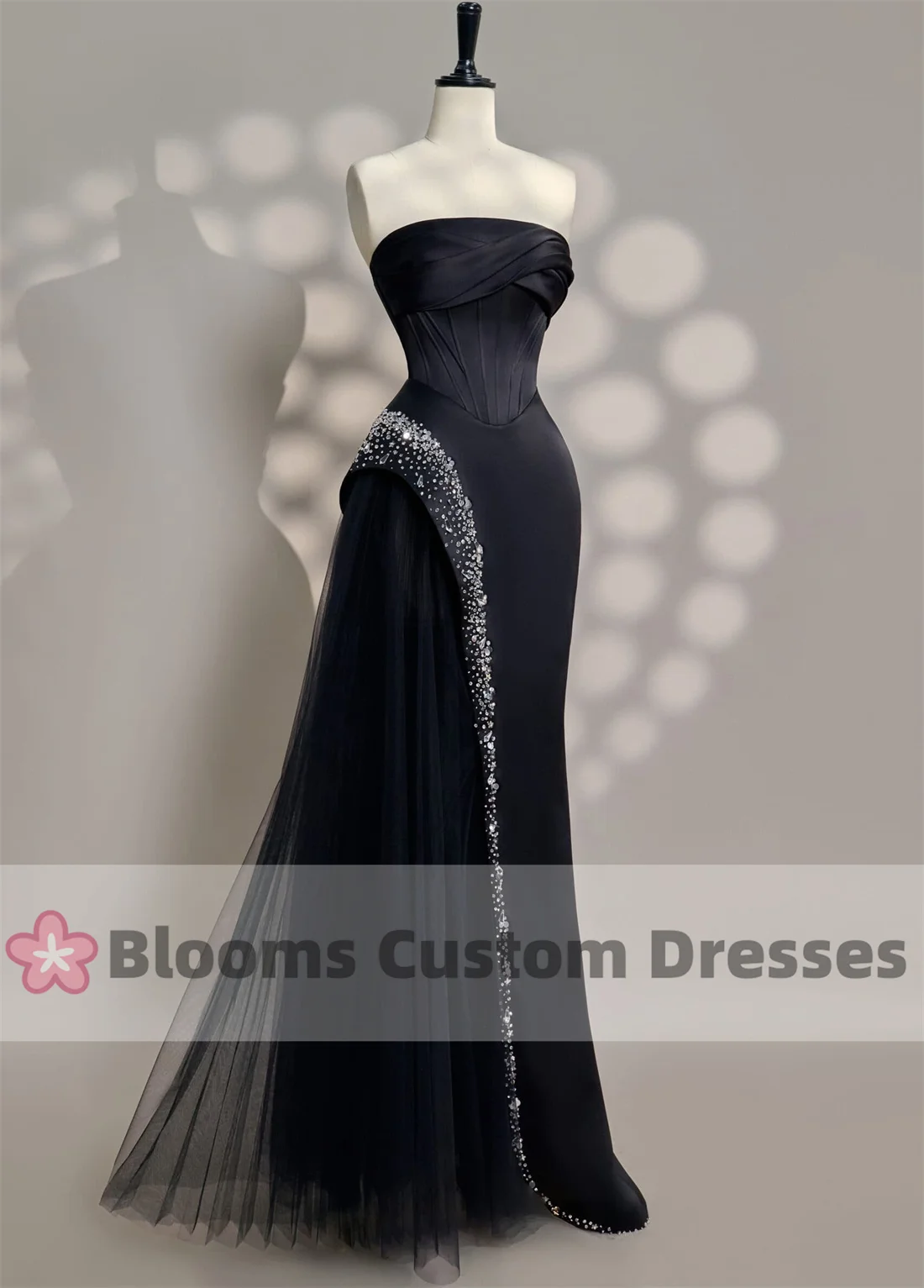 Blooms Maßgeschneiderte trägerlose schwarze Satin-Meerjungfrau-Abendkleider, perlenbesetztes Schnür-Abschlussballkleid, ärmelloses formelles Anlasskleid aus Tüll