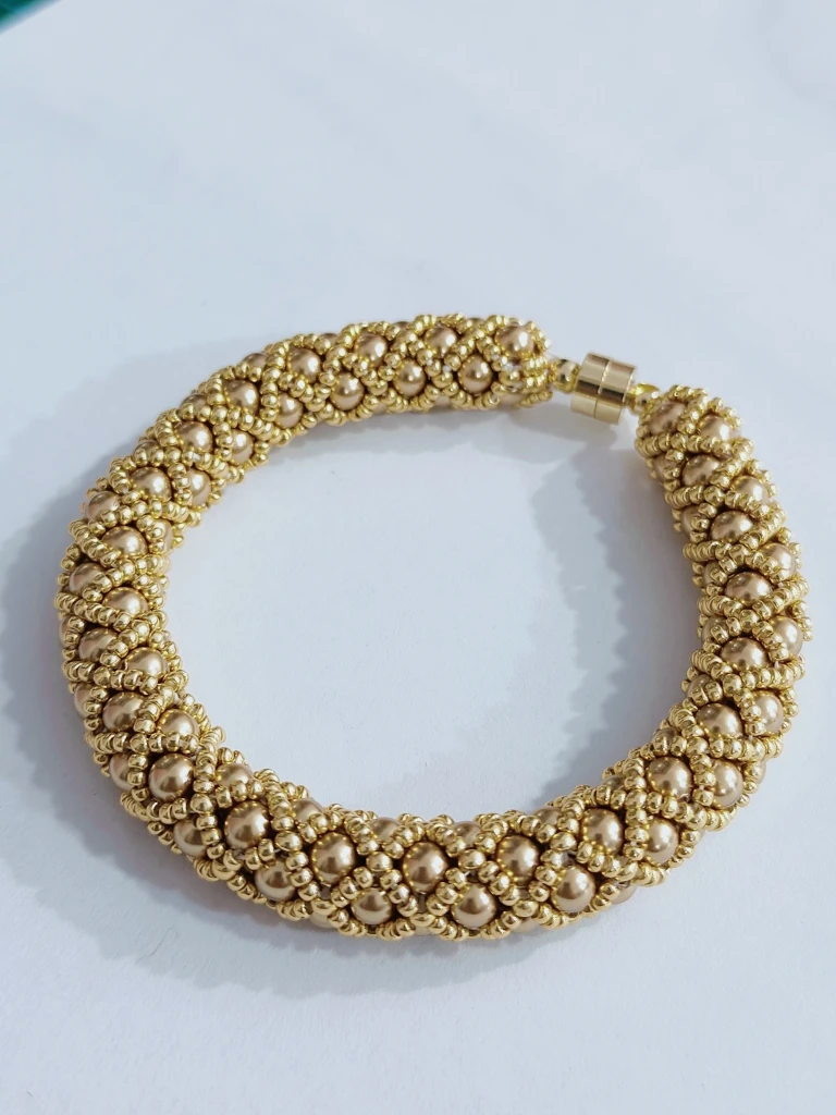 مجموعة أدوات يدوية من خرز الأرز الفاخر وسوار اللؤلؤ الكريستالي مكونة من 4 ألوان - مجموعة حرفية مجوهرات غير نهائية مع حقيبة تخزين لهدايا الفتيات