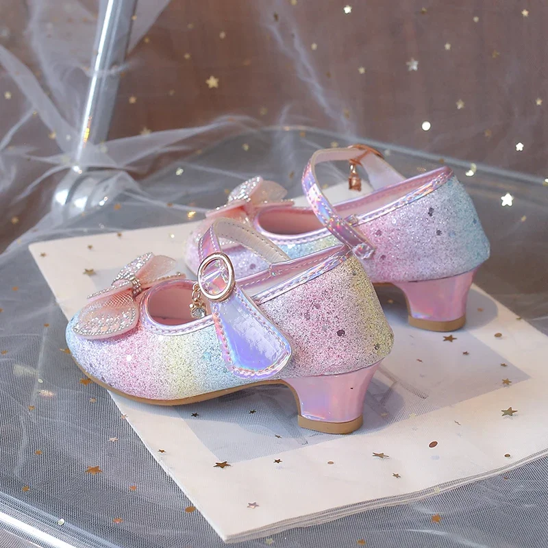 Glitzernde, elegante Mädchen-High-Heels in Regenbogenfarben mit Schleifenknoten, Prinzessinnen-Schuhe für Kinder, für Hochzeiten und Partys, hochhackig, schick, neu. – Detail 6