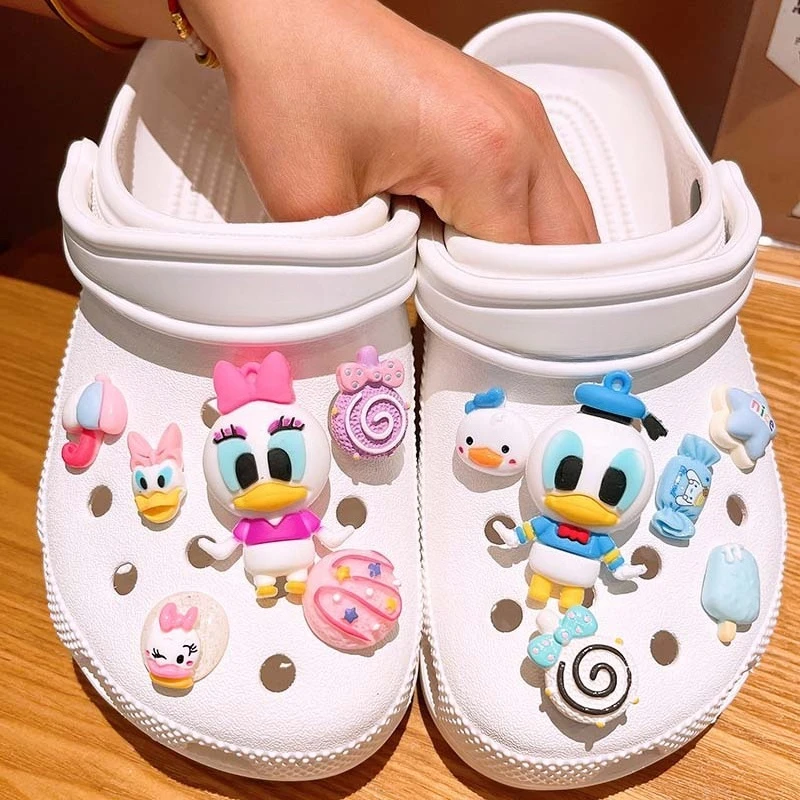 2025 MINISO Mickey Minnie Donald Duck Shoe Charms DIY Shoe Accessories Detachable Shoe Clips for Colg Disney Cartoon Themed