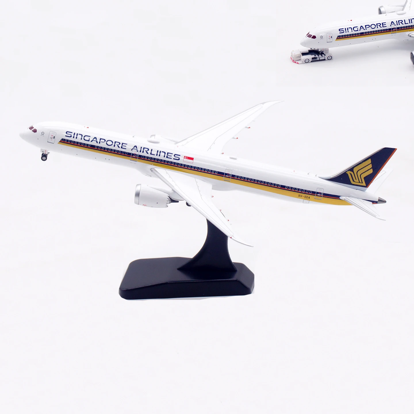 

AV4393 Alloy Collectible Plane Gift Aviation 1:400 Singapore Airlines Boeing B787-10 Diecast Aircraft Jet Model 9V-SDA & Tractor