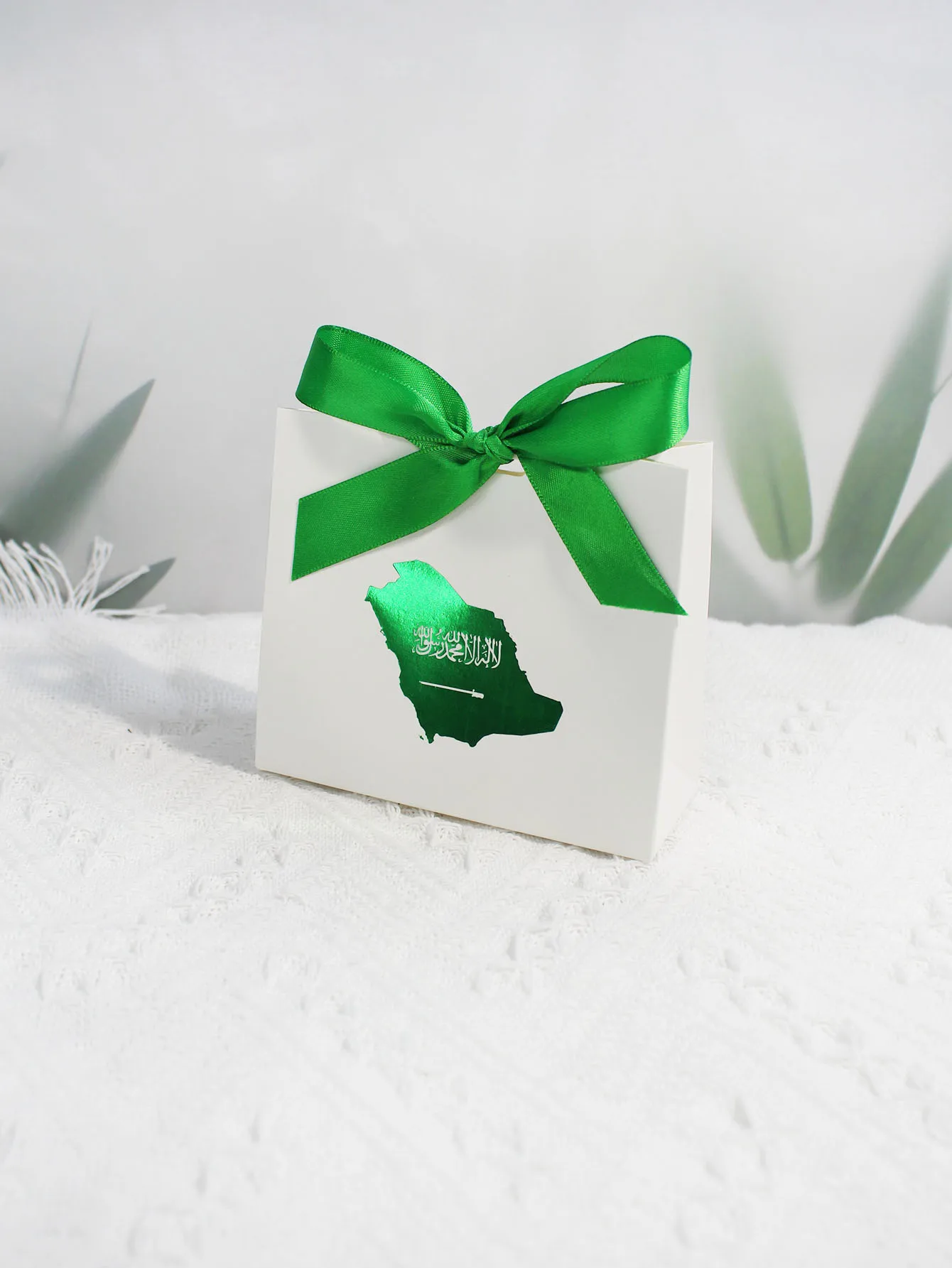 Elegant Saudi National Day Gift Box with White Ribbon and Green Map Design - Ideal for Special Occasions and Corporate Gifts