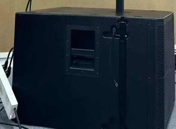 

Интегрированная конструкция с точным покрытием звукового поля для одиночной 12-дюймовой системы активной линии VRX932