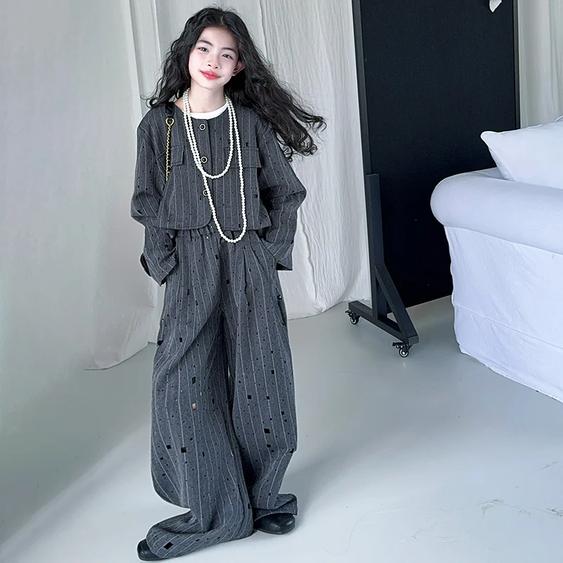 

Нарядный комплект для девочек: блестящий пиджак с вырезами и стразами и брюки. Элегантный костюм для маленьких девочек. Повседневная уличная одежда.