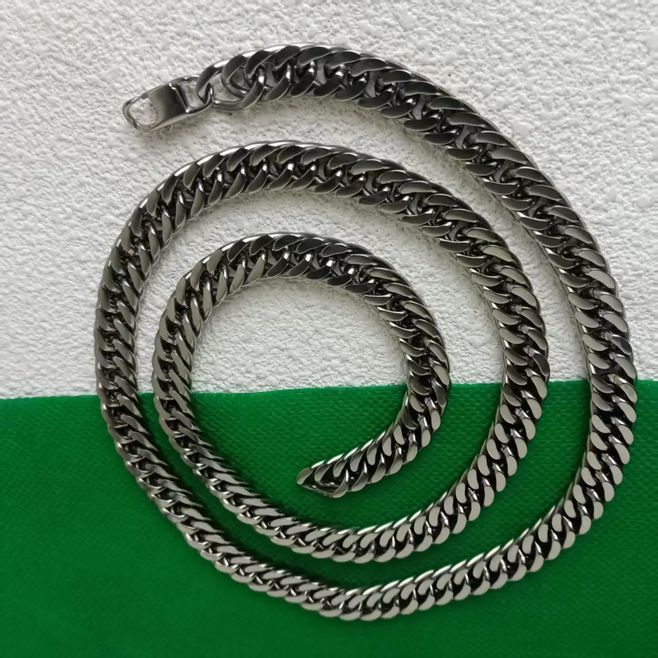 Unisex 9.5mm Pure Titanium Whip Chain Necklace - Bold Versatility, Secure Structure, Anti-Fade Durable, Suitable for Men/Women